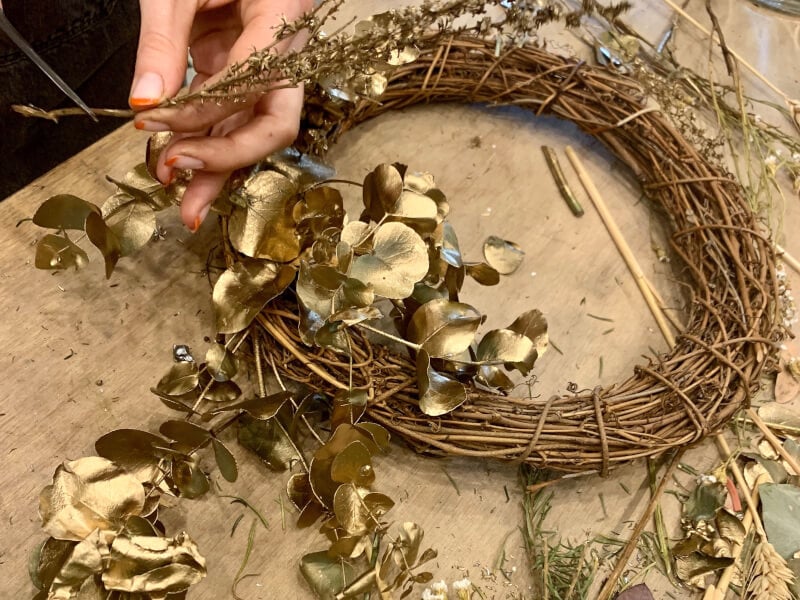 making a gold Christmas wreath